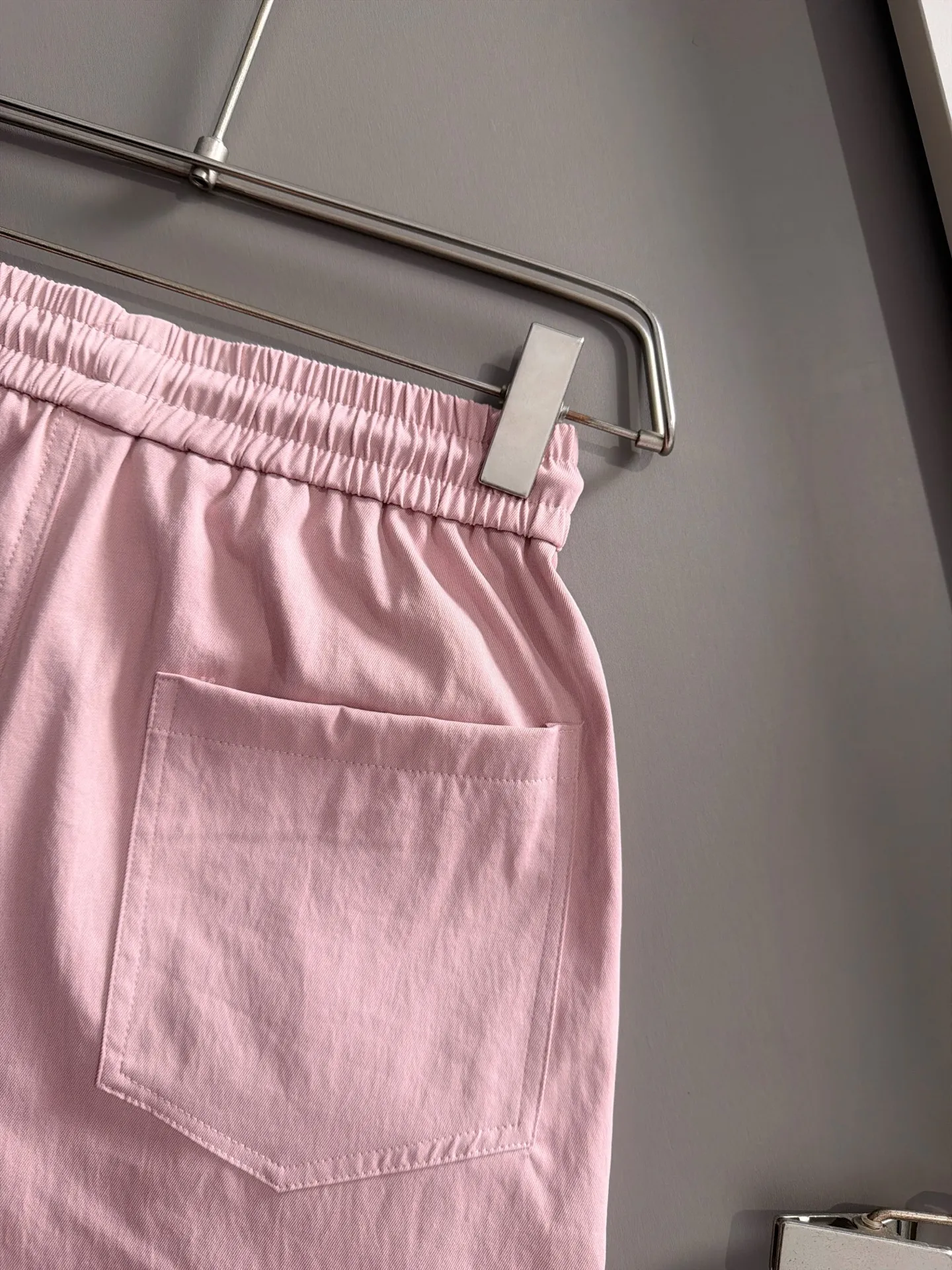 Burberry's 2026 spring and summer New Arrival elasticated casual shorts, made from counter-customized fabrics, Breathable, high comfort, impeccable details, brand element design concept, reflecting high quality. It feels delicate and soft! It presents a casual cut and the upper body shape is great! Sizes:S-2XL